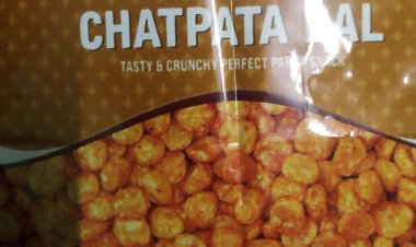 नमकीन और तिलकुट मिलने पर प्रसन्नता से भर जाता छात्र-छात्राओं का चेहरा