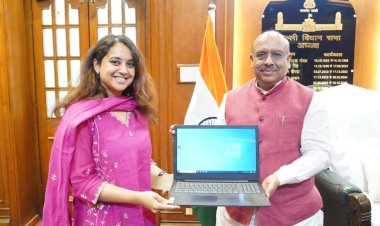 दिल्ली विधानसभा अध्यक्ष ने शिक्षा निदेशालय को पहले चरण में 15 लैपटॉप सौंपे