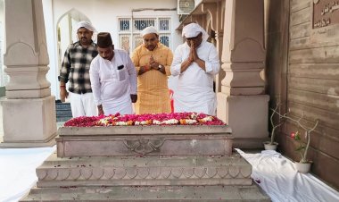 110वीं जयंती पर शहनाई सम्राट उस्ताद बिस्मिल्लाह खां के मजार पर प्रशंसक पहुंचे,चढ़ाए अकीदत के फूल