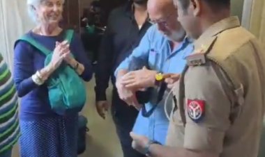 वाराणसी पुलिस ने इटली पर्यटक का खोया कैमरा लाैटाया, विदेशी नागरिक ने जताया आभार