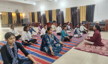 योग से जागी शक्ति, आत्मविश्वास से चमकी छात्राओं ने सीखा स्वस्थ और सशक्त जीवन का मंत्र