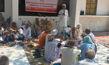 निःशुल्क चिकित्सा से वंचित सेवानिवृत्त शिक्षकों ने किया प्रदर्शन