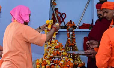 नवरात्रि की सप्तमी पर सीएम योगी ने शक्तिपीठ देवीपाटन में की शक्ति की आराधना
