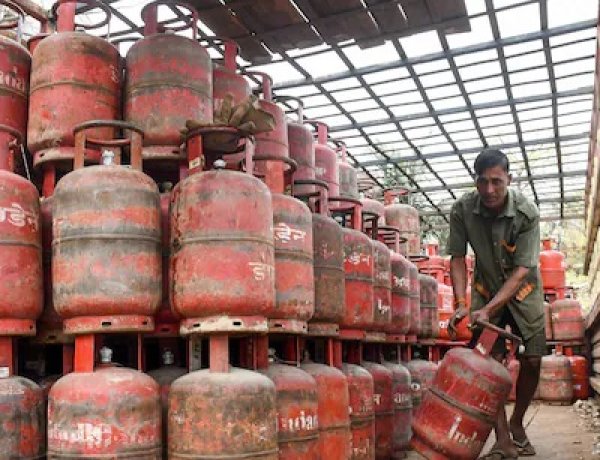 मुख्यमंत्री योगी की सख्ती : पेट्रोल—डीजल और गैस सिलेंडर की आपूर्ति सामान्य करने फील्ड में उतरे अधिकारी