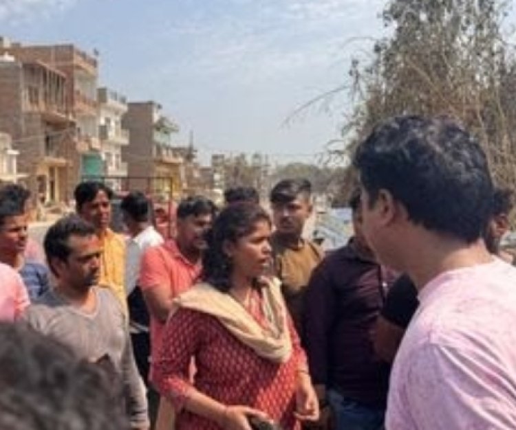 होलिका दहन की लकड़ी हटने से सड़क पर उतरे लोग, नायब तहसीलदार ने समझाया