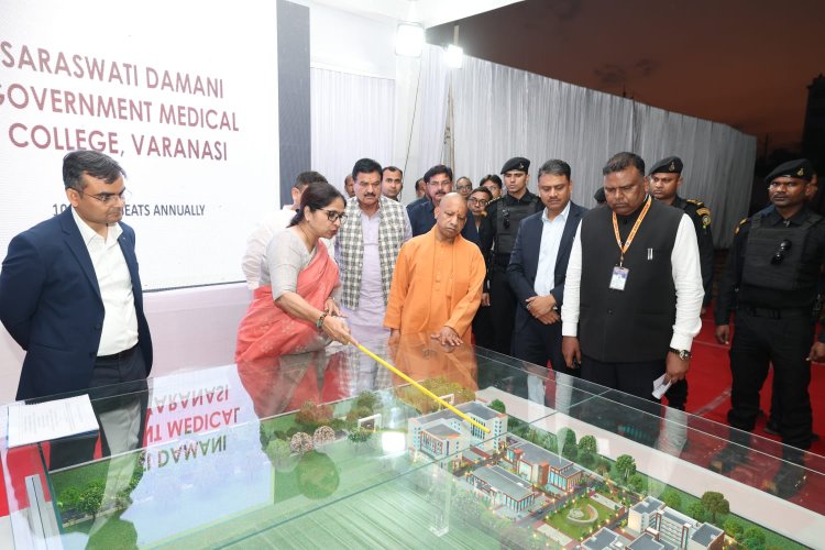 मुख्यमंत्री योगी आदित्यनाथ ने वाराणसी पुलिस संग्रहालय और मेडिकल कालेज का किया निरीक्षण