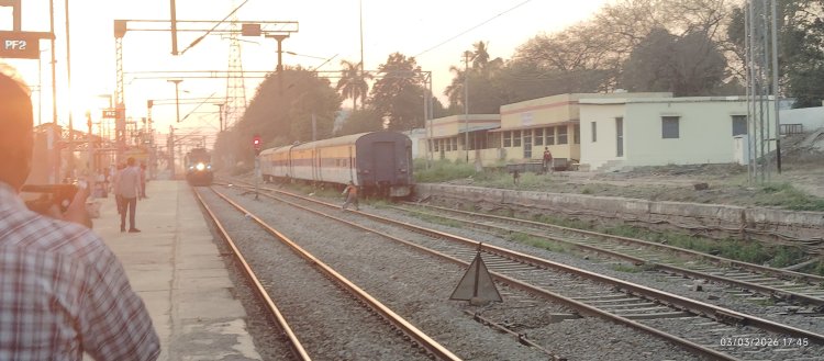 हाई स्पीड ट्रेन के सामने कूदा युवक, गैंगमैन को खींचकर बचाई जान
