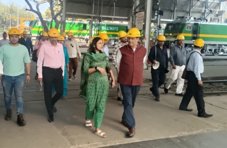बनारस रेल इंजन कारखाना पहुंची अंतरराज्यीय मीडिया टीम, देखी रेल इंजन निर्माण की प्रक्रिया