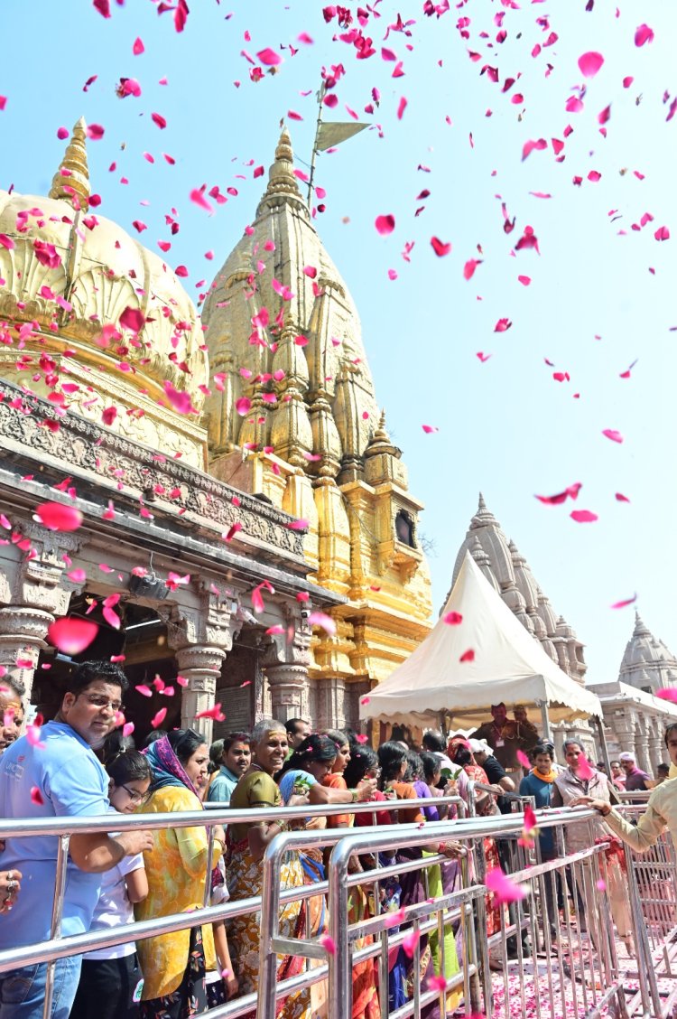श्री काशी विश्वनाथ धाम में शिवभक्तों ने खेली फूलों की होली,भक्तों में उल्लास,गर्भगृह में चढ़ा गुलाल