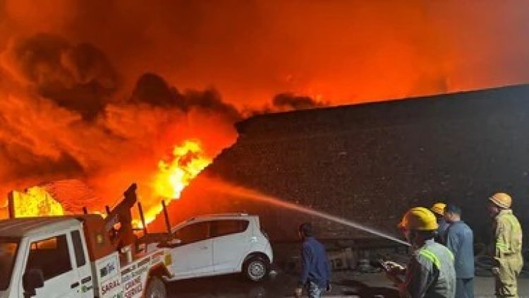 पेंट और स्क्रैप फैक्ट्री में लगी भीषण आग, बुझाने में लगीं एक दर्जन दमकल गाड़ियां