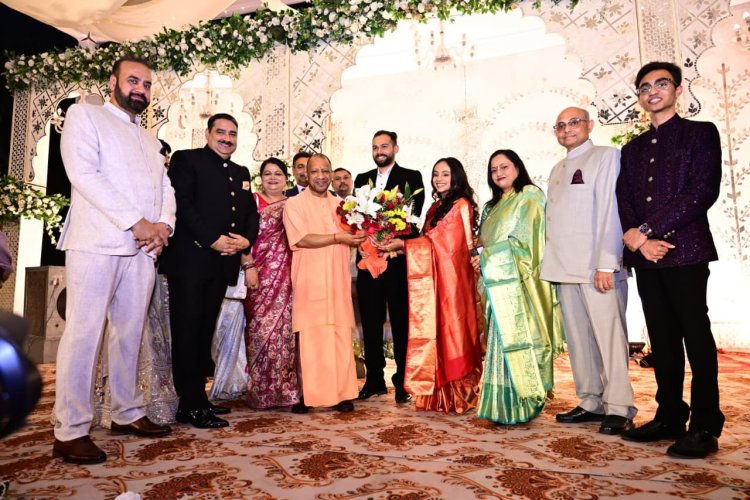 मुख्यमंत्री योगी पहुंचे प्रयागराज, अलग-अलग जगहाें पर दाे नवदंपतियाें काे दिए आशीर्वाद