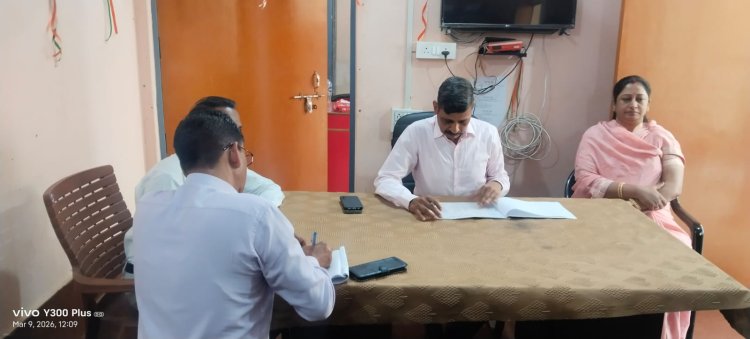 मंडलायुक्त ने कछवा नगर पंचायत का किया निरीक्षण, अधूरी जानकारी पर जताई नाराजगी