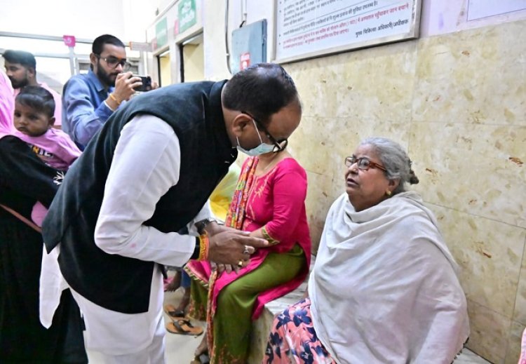 मास्क लगाकर चिनहट सीएचसी पहुंचे उपमुख्यमंत्री ब्रजेश पाठक, गंदगी देख भड़के