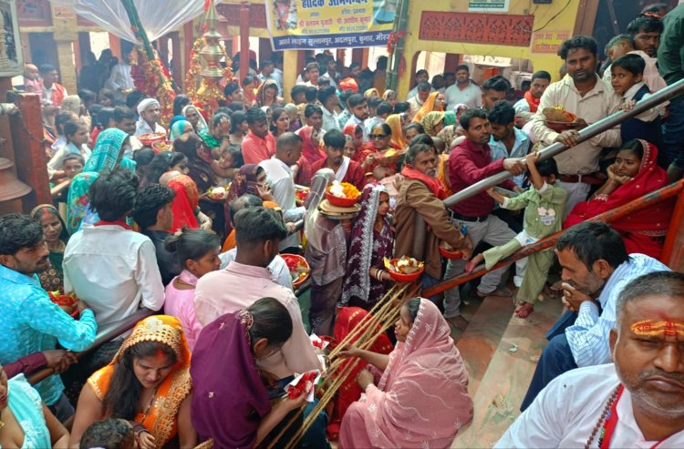 नवरात्र के दूसरे दिन बड़ी शीतला माता का भव्य श्रृंगार, उमड़ी श्रद्धालुओं की भीड़