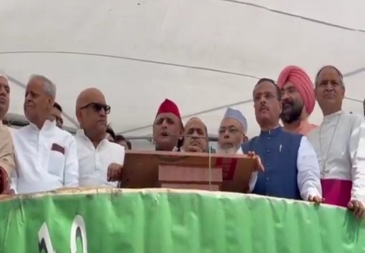 पूर्व सीएम अखिलेश, भाजपा नेता दिनेश शर्मा समेत अन्य दलों के नेता पहुंचे ऐशबाग ईदगाह