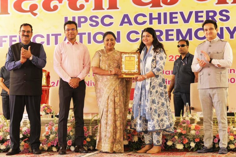  दिल्ली की मुख्यमंत्री ने यूपीएससी में सफल हुए 56 युवाओं को किया सम्मानित