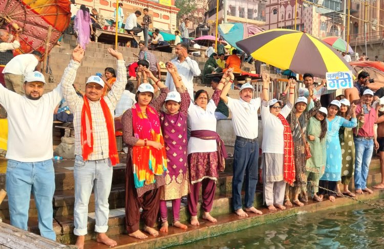 वाराणसी: विश्व जल दिवस पर मानव शृंखला बनाकर गंगा के निर्मलीकरण का दिया संदेश