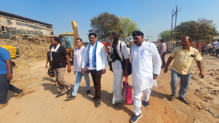 प्रयागराज : बसपा नेता कोल्ड स्टोरेज हादसे के पीड़ित परिवारों से मिले, मुआवजे की मांग