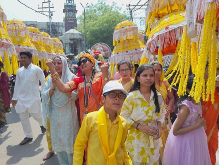 भगवान महावीर जयंती पर निकाली गई भव्य शोभा यात्रा