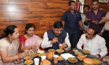 मध्य प्रदेश के मुख्यमंत्री और उनके परिजन बनारसी कचौड़ी-जलेबी के हुए कायल