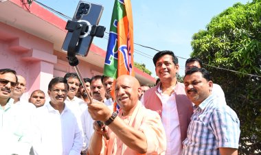 भाजपा का स्थापना दिवस : मुख्यमंत्री योगी ने गोरखनाथ मंदिर के हिंदू सेवाश्रम भवन पर फहराया पार्टी का झंडा