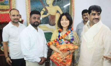 सांसद डिंपल यादव ने किए बांके बिहारी के दर्शन, यमुना हादसे पर जताया दुख