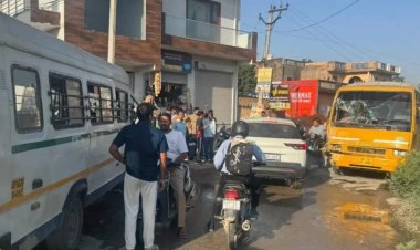 दो स्कूली बसें आपस में टकराई, सात बच्चे और चालक घायल