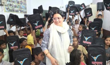 डॉ. कीर्तिका अग्रवाल ने बच्चों को सामग्री वितरित कर शिक्षा के प्रति किया प्रेरित