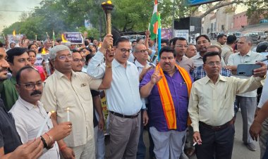 मथुरा : टीईटी के विरोध में हजारों शिक्षकों ने थामी मशाल