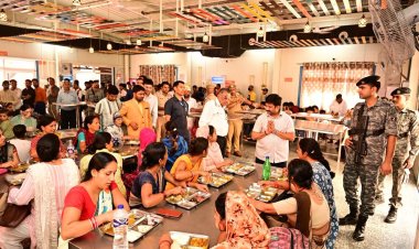 मंत्री नन्दी ने ‘मां की रसोई’ में किया सेवा कार्य, लोगों के साथ बैठकर किया भोजन