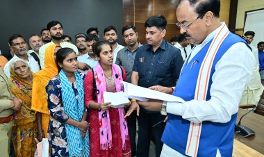 उप मुख्यमंत्री केशव प्रसाद मौर्य ने प्रयागराज में किया जनता दर्शन, जनसमस्याओं के समाधान के दिए निर्देश