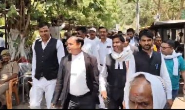 मीरजापुर: सपा नेता एवं अधिवक्ता से दुर्व्यवहार पर भड़के वकील, एसडीएम कोर्ट में तोड़फोड़