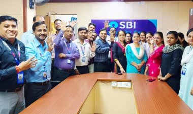 बैंककर्मियों ने मांगाें काे लेकर काला फीता बांधकर किया कार्य