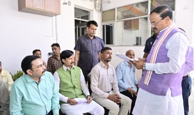 उप मुख्यमंत्री केशव प्रसाद मौर्य ने जनता दर्शन में फरियादियों से संवाद कर सुनीं समस्याएं