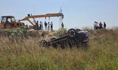 वाराणसी फूलपुर में तेज रफ्तार ट्रक ने कार में मारी टक्कर,कार गड्ढे में पलटी,सवार बचे