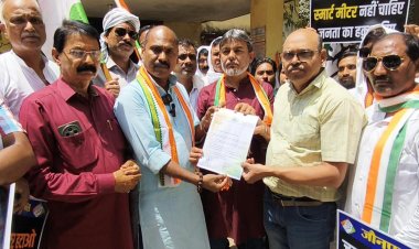 प्रीपेड स्मार्ट मीटर के खिलाफ कांग्रेसियोें ने बिजली विभाग पर किया धरना-प्रदर्शन