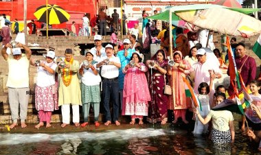 गंगा सप्तमी पर विधि विधान से नमामि गंगे ने किया मां गंगा का दुग्धाभिषेक, उतारी आरती