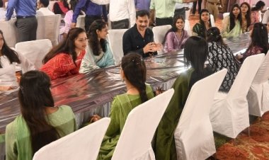 प्रशिक्षणरत महिला आरक्षियों के साथ पुलिस कमिश्नर ने लिया बड़े का स्वाद