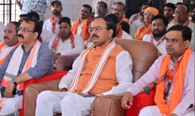 केशव प्रसाद मौर्य ने बुद्धेश्वर चौराहा पर भाजपा कार्यकर्ताओं के साथ सुनी मन की बात