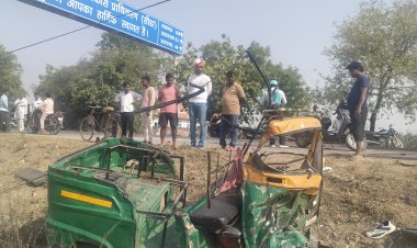 ट्रक ने ऑटो रिक्शा में मारी टक्कर, तीन सवारियाें की माैत