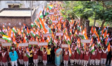 प्रधानमंत्री मोदी के स्वागत में छात्राओं और खिलाड़ियों ने बनाई विशाल मानव श्रृंखला