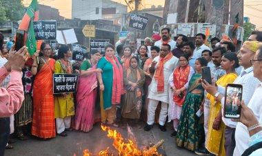 भाजपा महिला मोर्चा का विरोध प्रदर्शन, राहुल गांधी और अखिलेश यादव का पुतला फूंका
