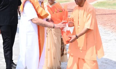 प्रधानमंत्री मोदी पहुंचे वाराणसी, एयरपोर्ट पर मुख्यमंत्री समेत कई नेताओं ने किया स्वागत