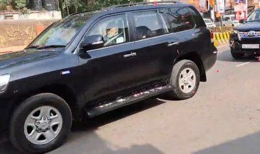 प्रधानमंत्री मोदी के बेरका से श्रीकाशी विश्वनाथ मंदिर तक के मेगा रोड शो में उमड़े लोग, शंखध्वनि और पुष्पवर्षा के साथ शाही स्वागत