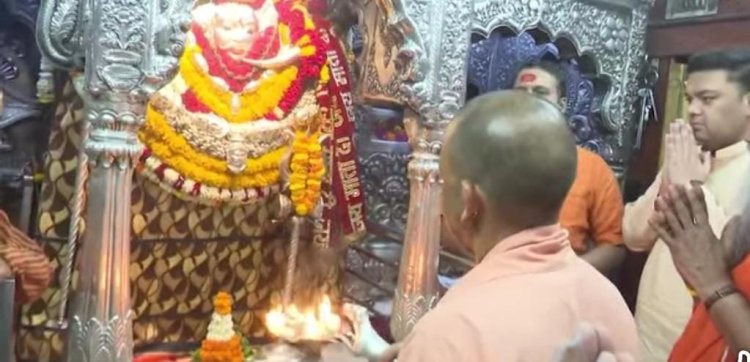 मुख्यमंत्री योगी आदित्यनाथ ने कालभैरव व बाबा विश्वनाथ की चौखट पर टेका मत्था