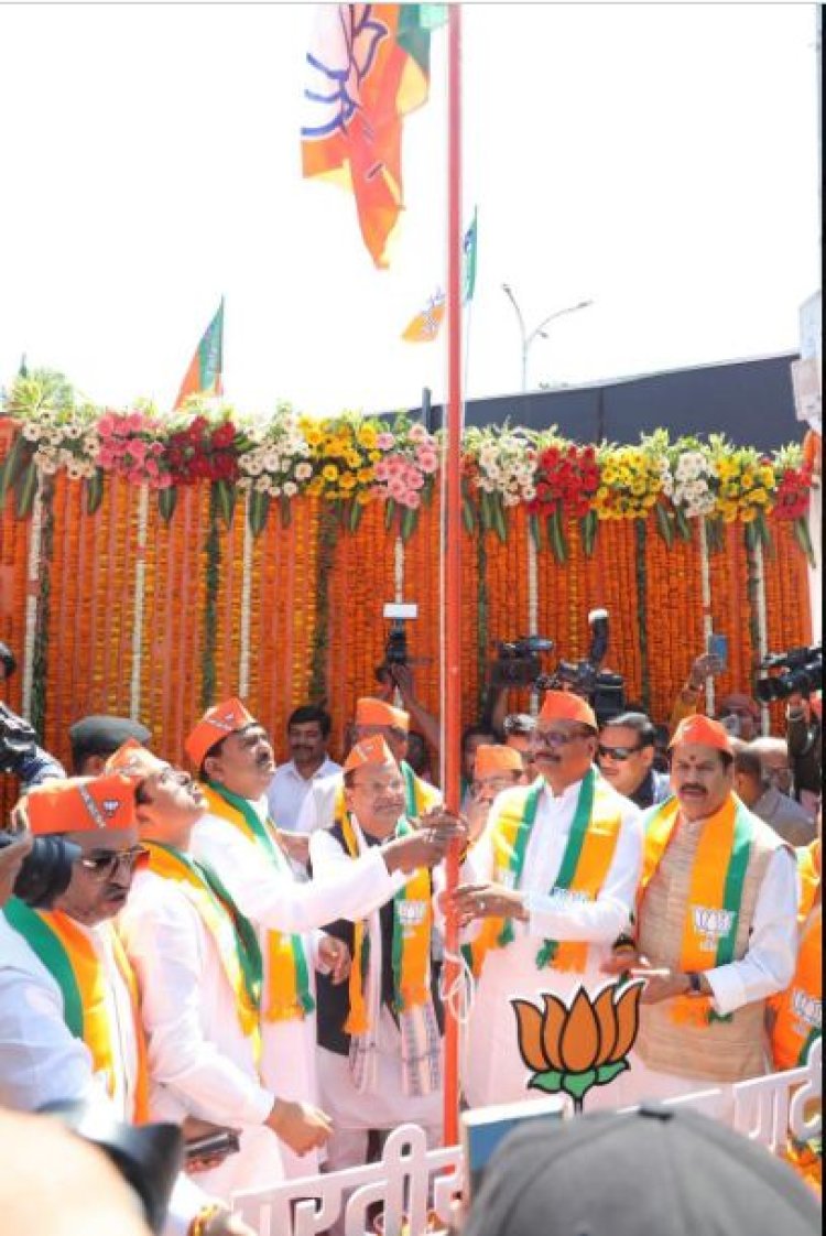 पंकज चौधरी ने भाजपा कार्यालय पर किया ध्वजारोहण, कहा 2027 के विधानसभा चुनाव में लगायेंगे हैट्रिक