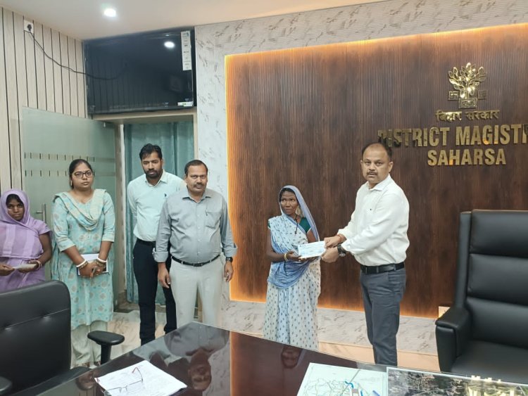 प्रयागराज दुर्घटना में मृत परिजन को मुख्यमंत्री राहत कोष से चेक प्रदान किया गया