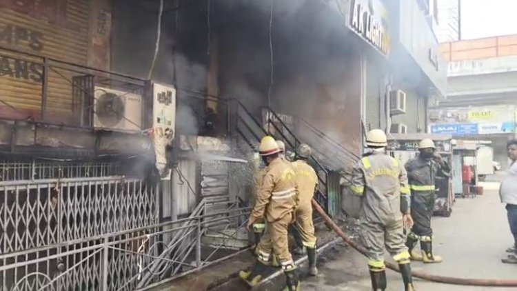 लखनऊ में आग से जलकर दुकान और गोदाम स्वाहा