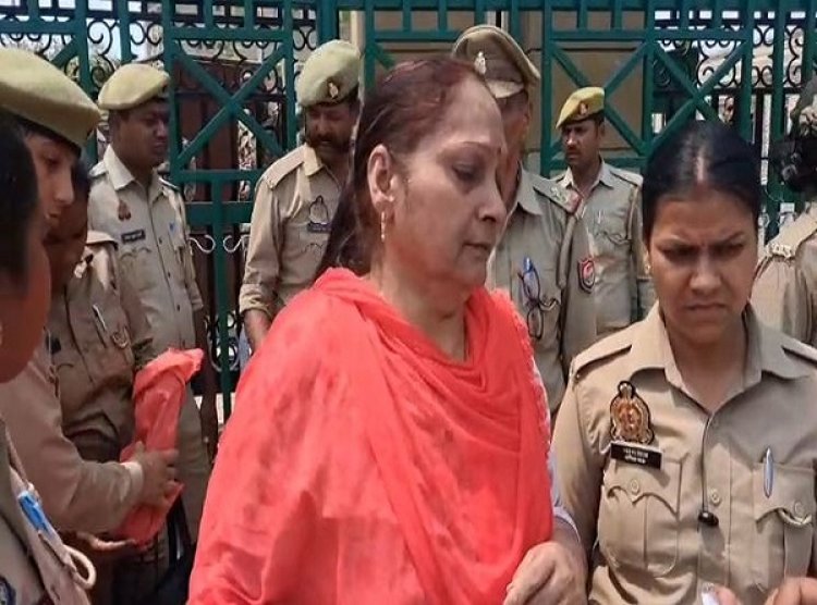 लखनऊ में विधानभवन के सामने महिला ने आत्मदाह का किया प्रयास, पुलिस ने बचाया