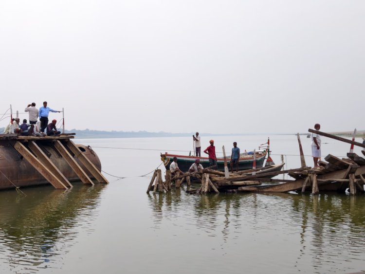 मीरजापुर में आंधी -तूफान में बहा पांटून पुल, थम गई आवाजाही